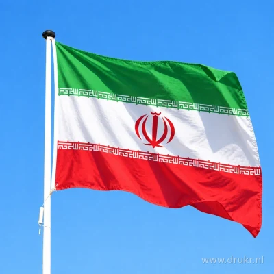 Iraanse vlag wapperend aan een verticale witte mast