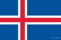 De IJslandse vlag heeft een blauw veld met een rood Scandinavisch kruis binnen een witte rand.