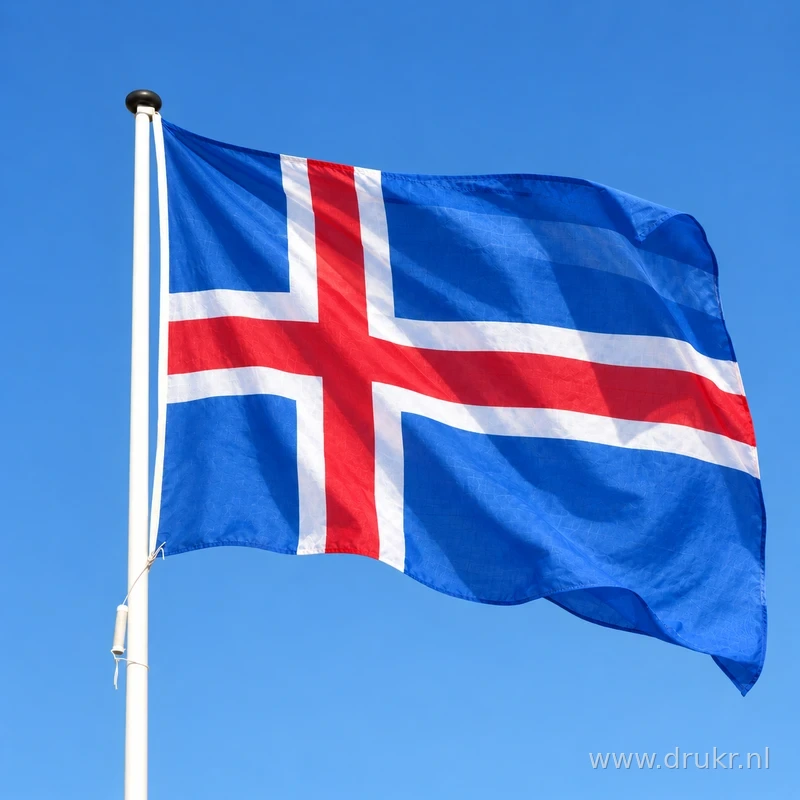 IJslandse vlag wapperend aan een verticale witte mast