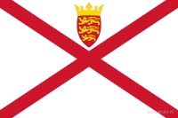 Een wit veld met een rood diagonaalkruis en bovenaan een gekroond rood schild met drie gouden leeuwen.