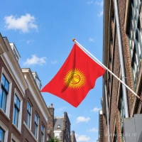 Kirgizische vlag aan een gevelstok