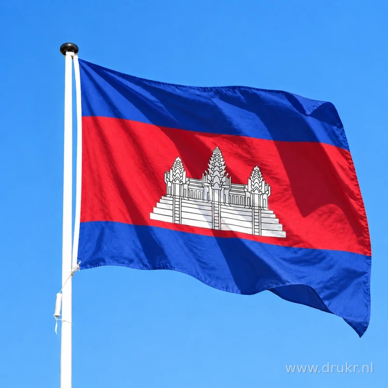 Cambodjaanse vlag wapperend aan een verticale witte mast