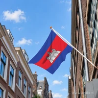 Cambodjaanse vlag aan een gevelstok