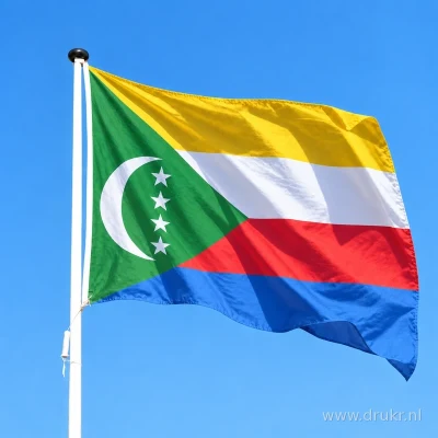 Comorese vlag wapperend aan een verticale witte mast