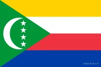 De Comorese vlag heeft vier even hoge horizontale banen: geel, wit, rood en blauw. In de groene driehoek aan de hijszijde staan een witte halve maan en vier witte vijfpuntige sterren.