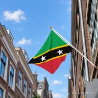 Vlag van Saint Kitts en Nevis aan een gevelstok