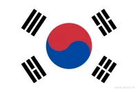 De Zuid-Koreaanse vlag heeft een wit veld met een rood-blauw taegeuk in het midden. Rond dit ronde symbool staan vier verschillende zwarte trigrammen.
