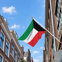 Koeweitse vlag aan een gevelstok