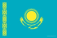 Een turquoise veld met een gouden zon en adelaar in het midden, en een gouden verticale sierstrook aan de hijszijde.