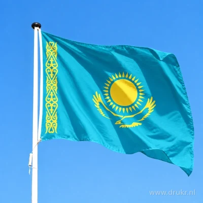 Kazachse vlag wapperend aan een verticale witte mast