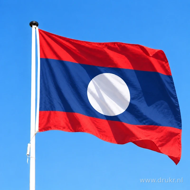 Laotiaanse vlag wapperend aan een verticale witte mast