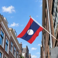 Laotiaanse vlag aan een gevelstok