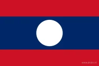 De Laotiaanse vlag heeft drie horizontale banen: rood boven, donkerblauw in het midden en rood onder. Midden in de blauwe baan staat een witte cirkel.