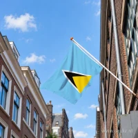 Vlag van Saint Lucia aan een gevelstok