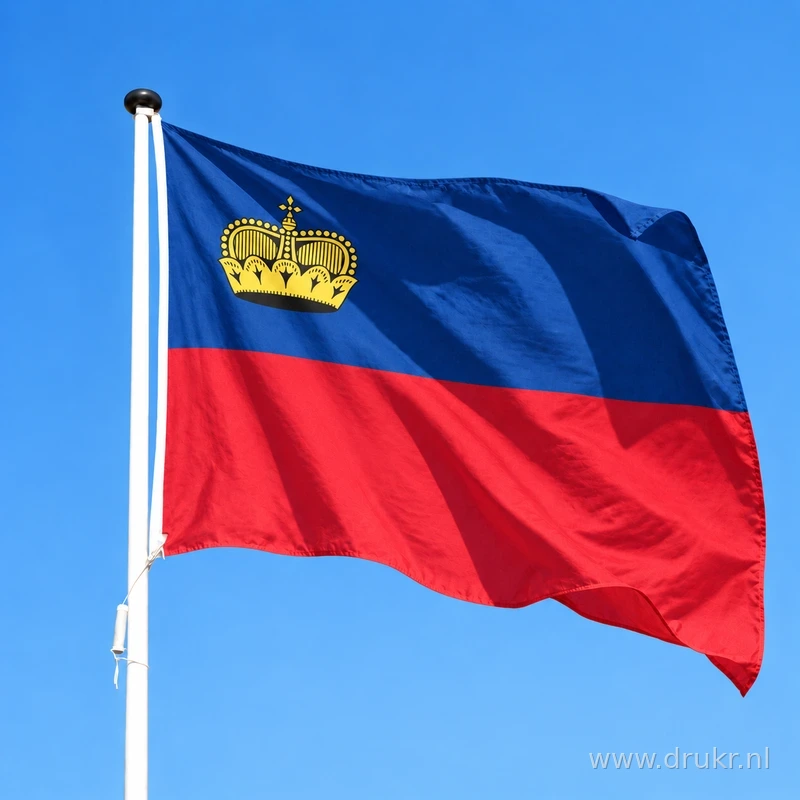 Liechtensteinse vlag wapperend aan een verticale witte mast