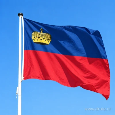 Liechtensteinse vlag wapperend aan een verticale witte mast