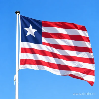 Liberiaanse vlag wapperend aan een verticale witte mast