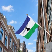 Lesothaanse vlag aan een gevelstok