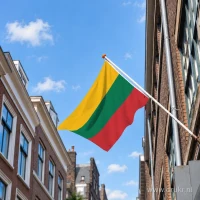 Litouwse vlag aan een gevelstok