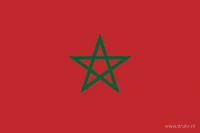 De Marokkaanse vlag heeft een rood veld met in het midden een groene, vijfpuntige ster. De ster bestaat uit lijnen met open rode vlakken ertussen.