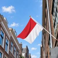 Monegaskische vlag aan een gevelstok