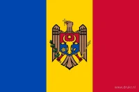 De Moldavische vlag heeft drie verticale banen in blauw, geel en rood, met het Moldavische wapen in de gele middenbaan.