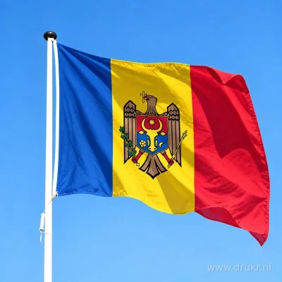 Moldavische vlag wapperend aan een verticale witte mast