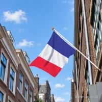 Vlag van Saint-Martin aan een gevelstok