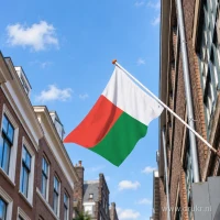 Malagassische vlag aan een gevelstok