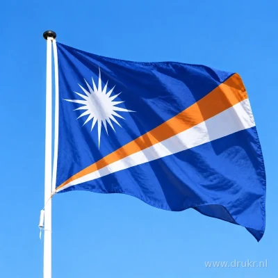Vlag van de Marshalleilanden wapperend aan een verticale witte mast