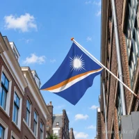 Vlag van de Marshalleilanden aan een gevelstok