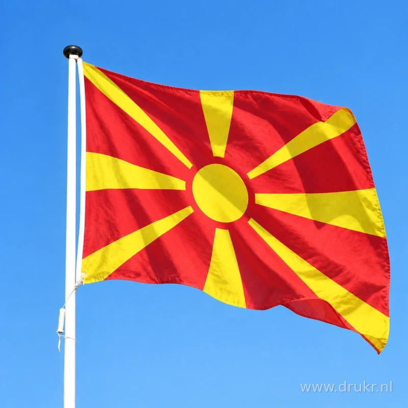 Noord-Macedonische vlag wapperend aan een verticale witte mast