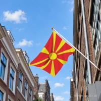 Noord-Macedonische vlag aan een gevelstok