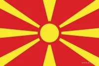 De Noord-Macedonische vlag heeft een rood veld met een gele zon en acht stralen.