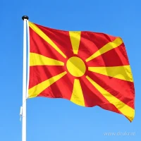 Noord-Macedonische vlag aan een mast