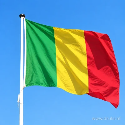 Malinese vlag wapperend aan een verticale witte mast