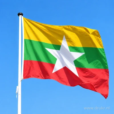 Myanmarese vlag wapperend aan een verticale witte mast