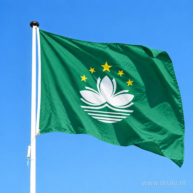 Vlag van Macau wapperend aan een verticale witte mast