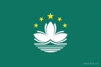 Een groen veld met centraal een witte lotus boven gestileerde brug- en waterlijnen en vijf gele sterren erboven.