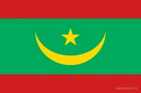 De Mauritaanse vlag heeft een groen middenveld met een rode baan boven en onder. In het midden staan een gele halve maan die naar boven opent en een gele vijfpuntige ster.
