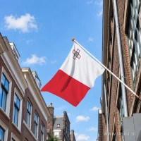 Maltese vlag aan een gevelstok