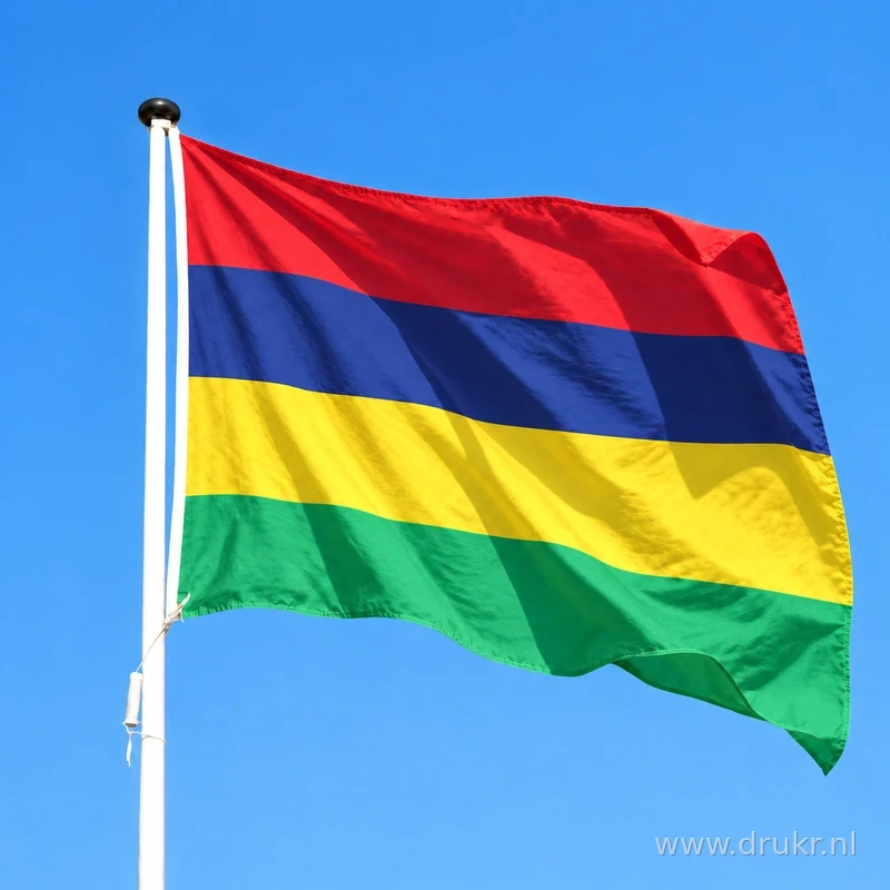 Mauritiaanse vlag wapperend aan een verticale witte mast