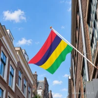 Mauritiaanse vlag aan een gevelstok