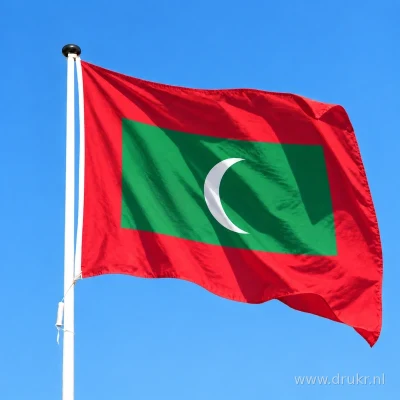 Vlag van de Maldiven wapperend aan een verticale witte mast