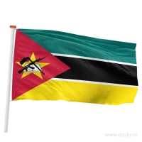 De vlag van Mozambique heeft groene, zwarte en gele horizontale banen met witte scheidingslijnen en een rode driehoek aan de hijszijde.