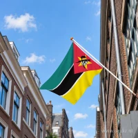 Vlag van Mozambique aan een gevelstok