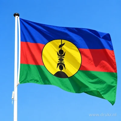 Vlag van Nieuw-Caledonië wapperend aan een verticale witte mast