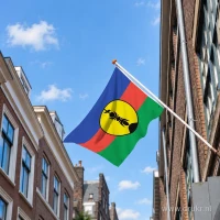 Vlag van Nieuw-Caledonië aan een gevelstok