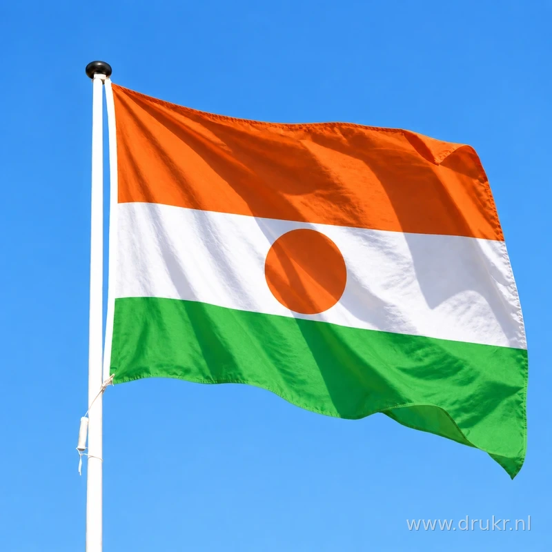 Nigerese vlag wapperend aan een verticale witte mast