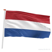 Nederlandse vlag aan een witte vlaggenmast